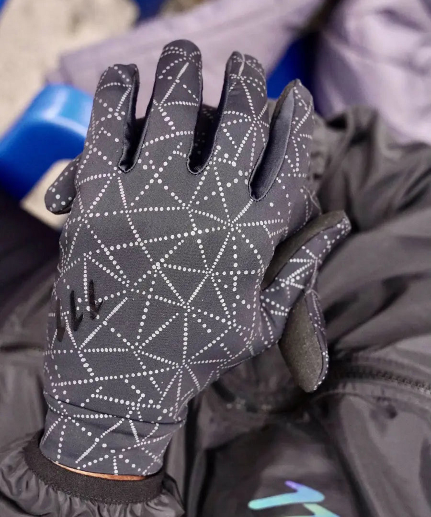 Long distance gloves with reflective details