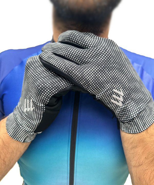 Long distance gloves with reflective details