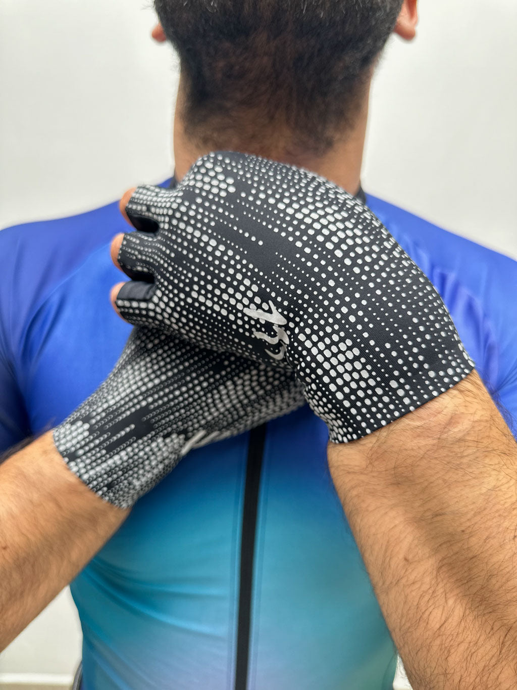 Long distance reflective gloves